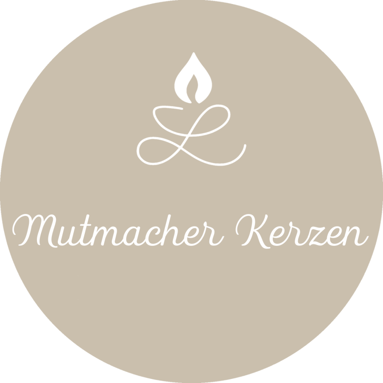 Mutmacher Kerzen Logo von Mutmacher Kerzen mit eleganter Schrift und einer flammenden Kerze.
